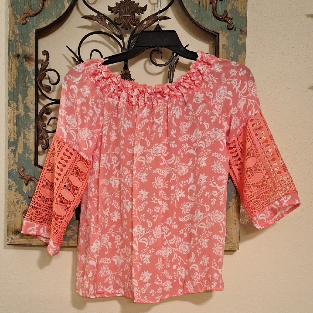 🔥🔥CLEARANCE ITEM🔥🔥BY design Coral Smocked 3/4 Sleeve Blouse. NWOT Size Small